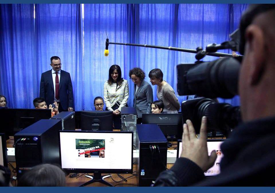 ČAROBNA FRULA U MINISTRIČINU MOBITELU